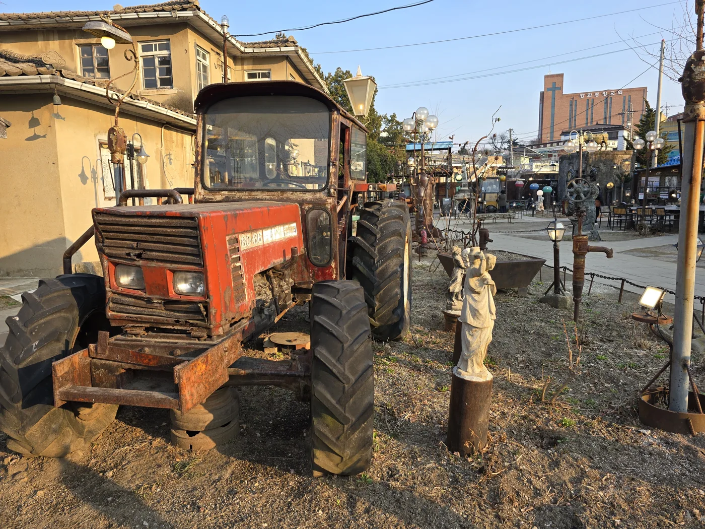 A red tractor and vintage objects in the cafe courtyard